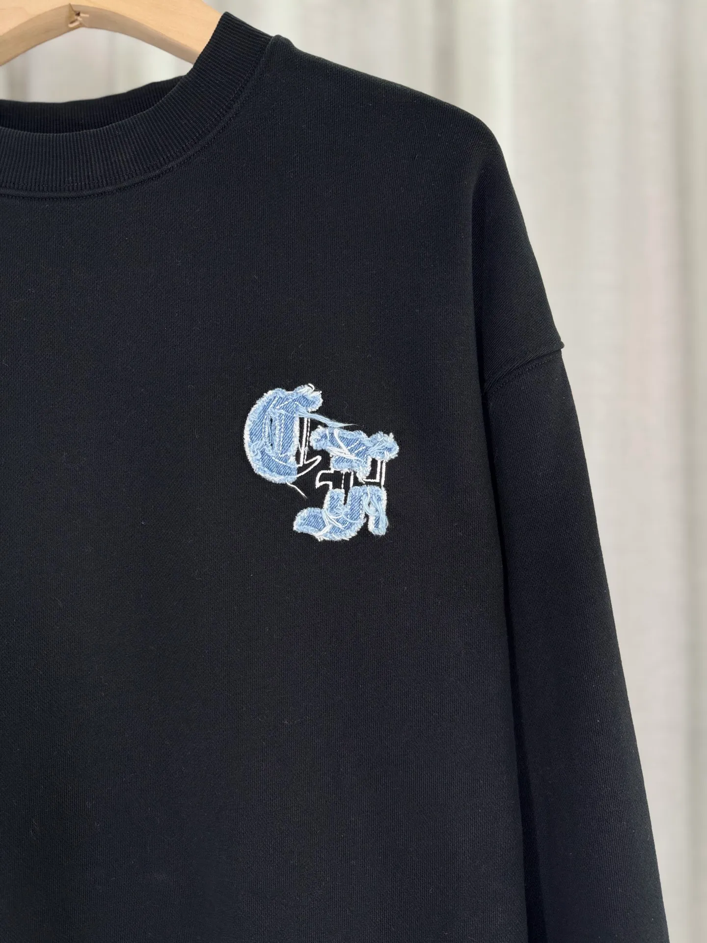 P260 top version, real shot without P, ​​different from market currency) 𝗖𝗵𝗿𝗼𝗺𝗲 𝗛𝗲𝗮𝗿𝘁𝘀/Cro Heart 2025 Patch Embroidery Autumn and Winter New Original Single Counter American Acid Washed Distressed Laser Burnt Patch Embroidery Couple Casual Sweater 👑The highest version! Customized fabric 440g tripe terry fabric! American acid-washed and distressed original fabric laser burnt ✟appliqué embroidery and exquisite embroidery of letters! The best-selling model in the counter, very comfortable to wear. Accessories: original molded and authenticated collar label➕100% silk wash label. Genuine purchase-grade original hangtag➕matching hanging rope➕3D hanging beads➕original packaging bag. Craftsmanship: The original version has consistent wiring! The highest version of the armhole matching technique! Color: White Black Size: S M L XL Style Number: 25-309